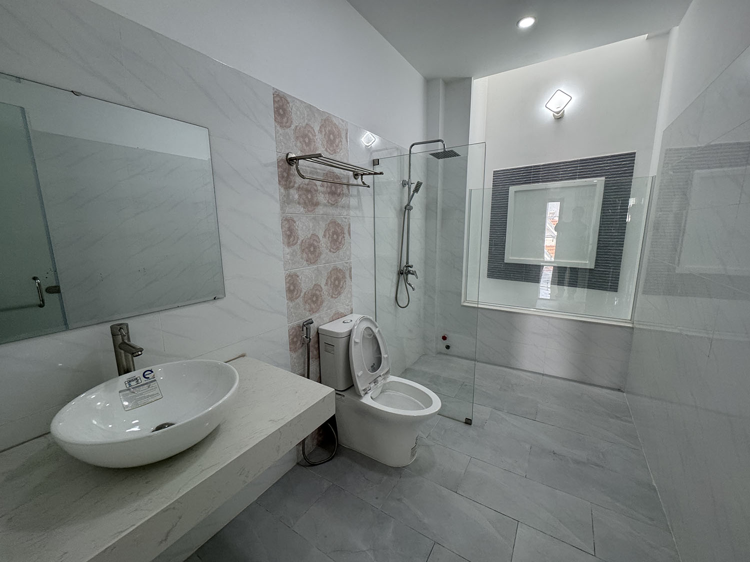 Nhà phố Trệt,3 lầu, sân thượng, mới 100%, 4 phòng ngủ, hẻm xe hơi đổ cửa khu VIP Nguyễn Thượng Hiền